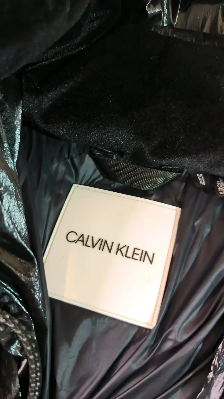 Chaqueta negra Calvin Klein con capucha - 2