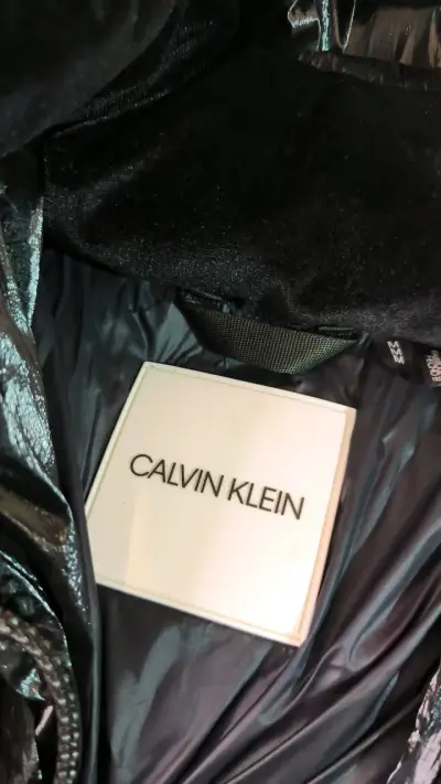 Chaqueta negra Calvin Klein con capucha - miniatura 2