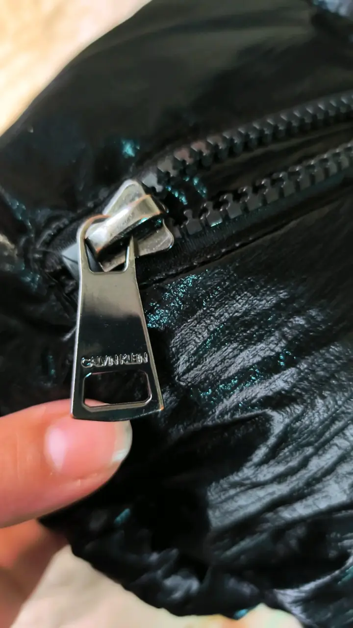 Chaqueta negra Calvin Klein con capucha - 3