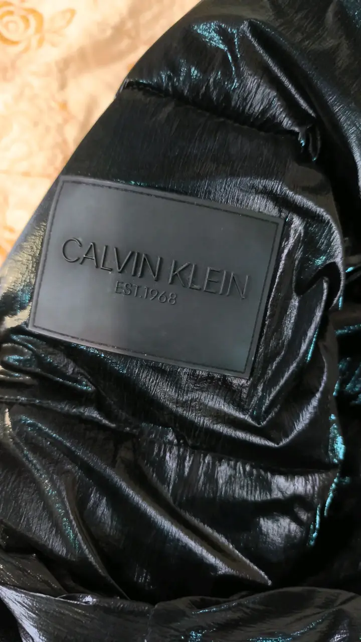 Chaqueta negra Calvin Klein con capucha - 4