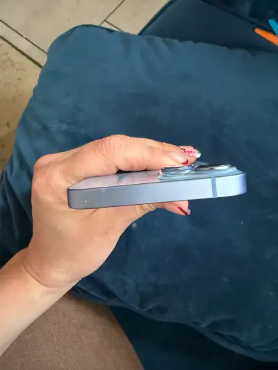 iPhone 14 azul en buen estado 128 gb - miniatura 4