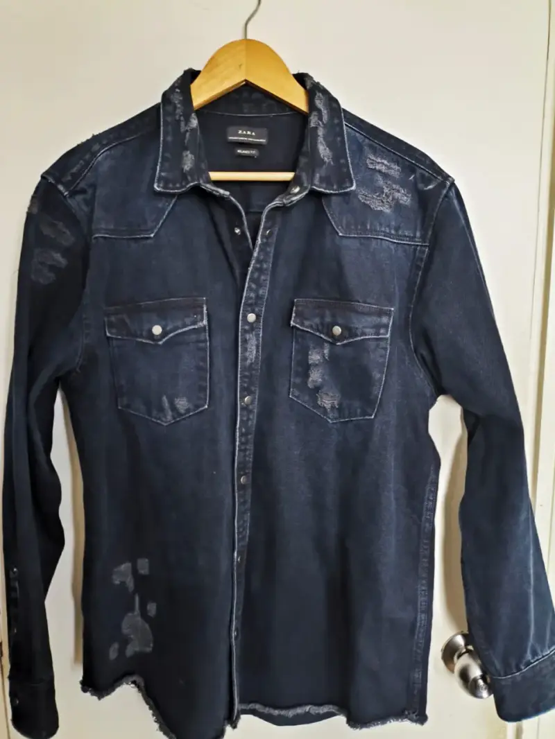Camisa de mezclilla desgastada Zara para hombre - 1