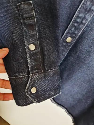 Camisa de mezclilla desgastada Zara para hombre - miniatura 3