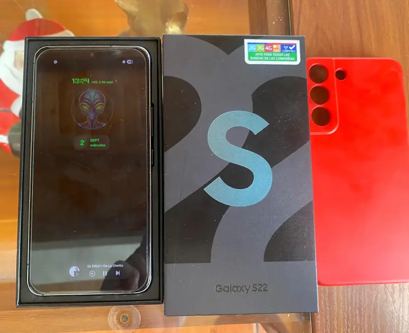 Samsung Galaxy S22 con funda roja - 3
