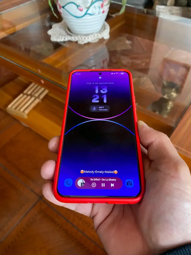 Samsung Galaxy S22 con funda roja - 5