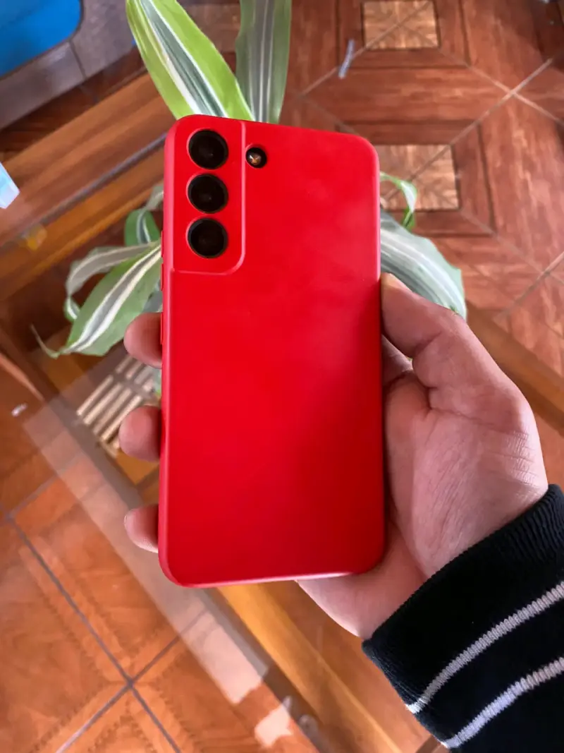 Samsung Galaxy S22 con funda roja - 6