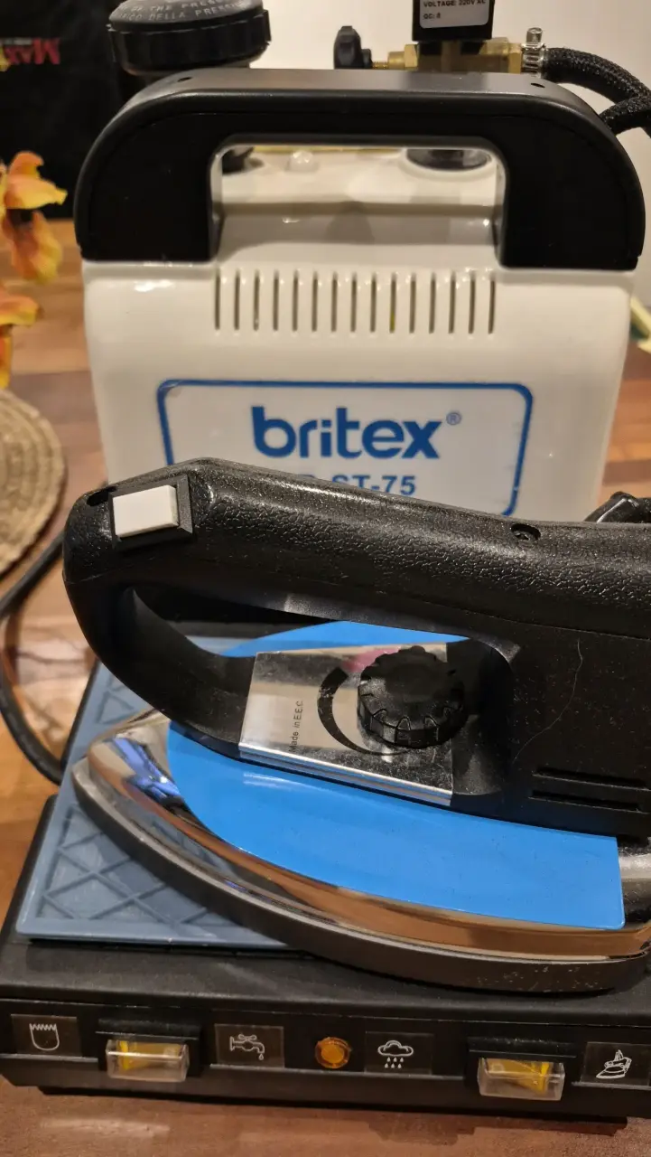 Plancha de vapor Britex BR-ST-75 con base - 1