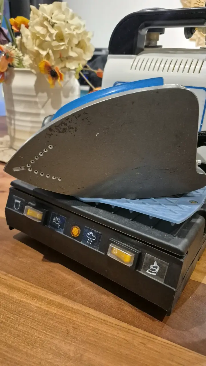 Plancha de vapor Britex BR-ST-75 con base - 5