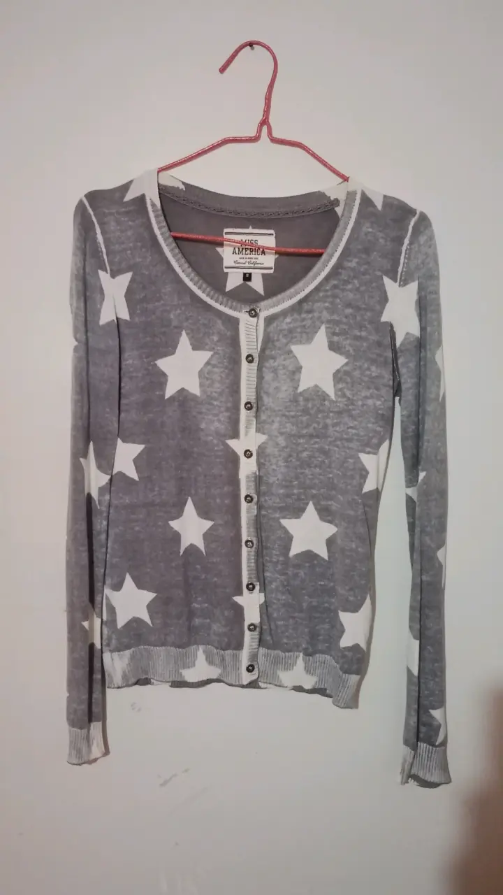 Cardigan gris con estrellas blancas