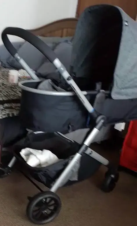 Coche de bebé gris con capota ajustable