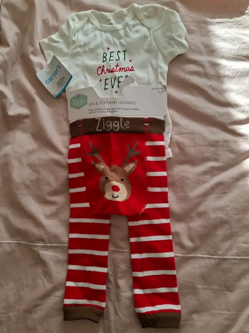 Conjunto navideño para bebé Carter's y Ziggle.