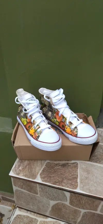 Zapatillas altas con diseño floral y urbano - miniatura 1