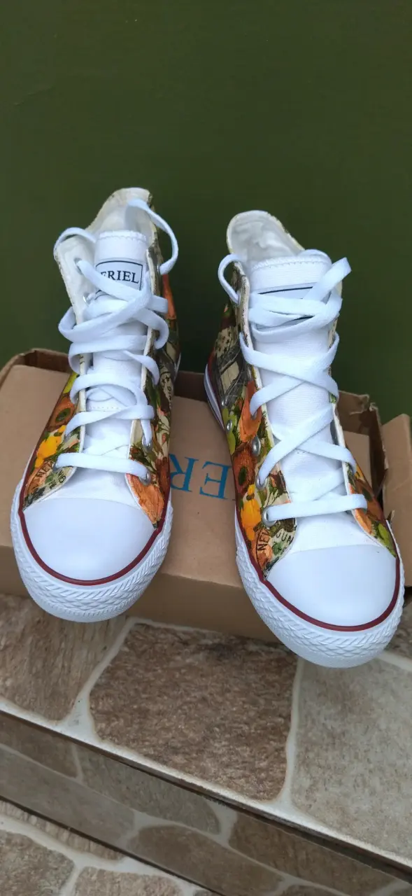 Zapatillas altas con diseño floral y urbano - 2