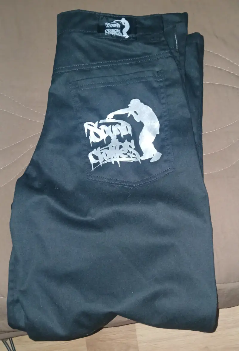 Pantalones negros con diseño gráfico Sound Clothes - 1