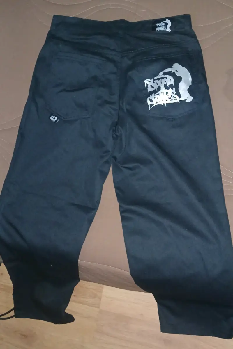 Pantalones negros con diseño gráfico Sound Clothes - 3