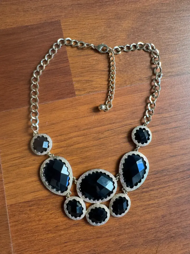 Collar corto negro y dorado - 1