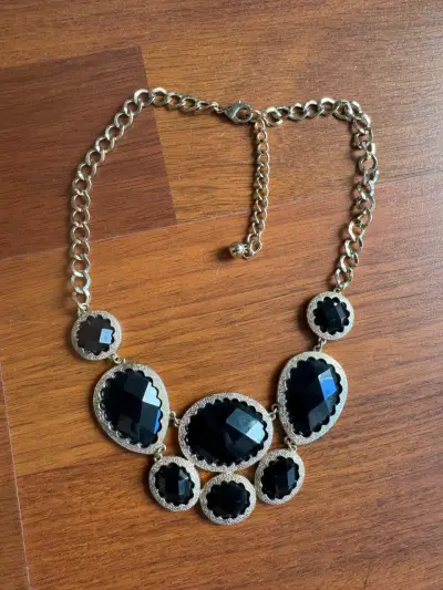 Collar corto negro y dorado - miniatura 1