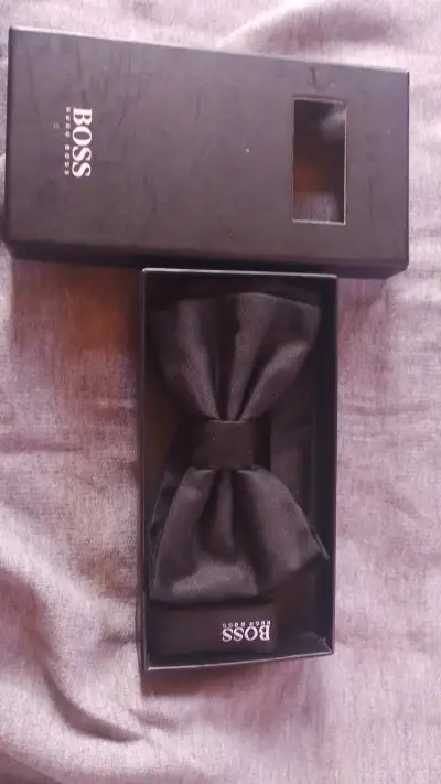 Corbata de moño negra Hugo Boss en caja - miniatura 1