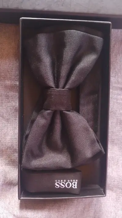 Corbata de moño negra Hugo Boss en caja - miniatura 2
