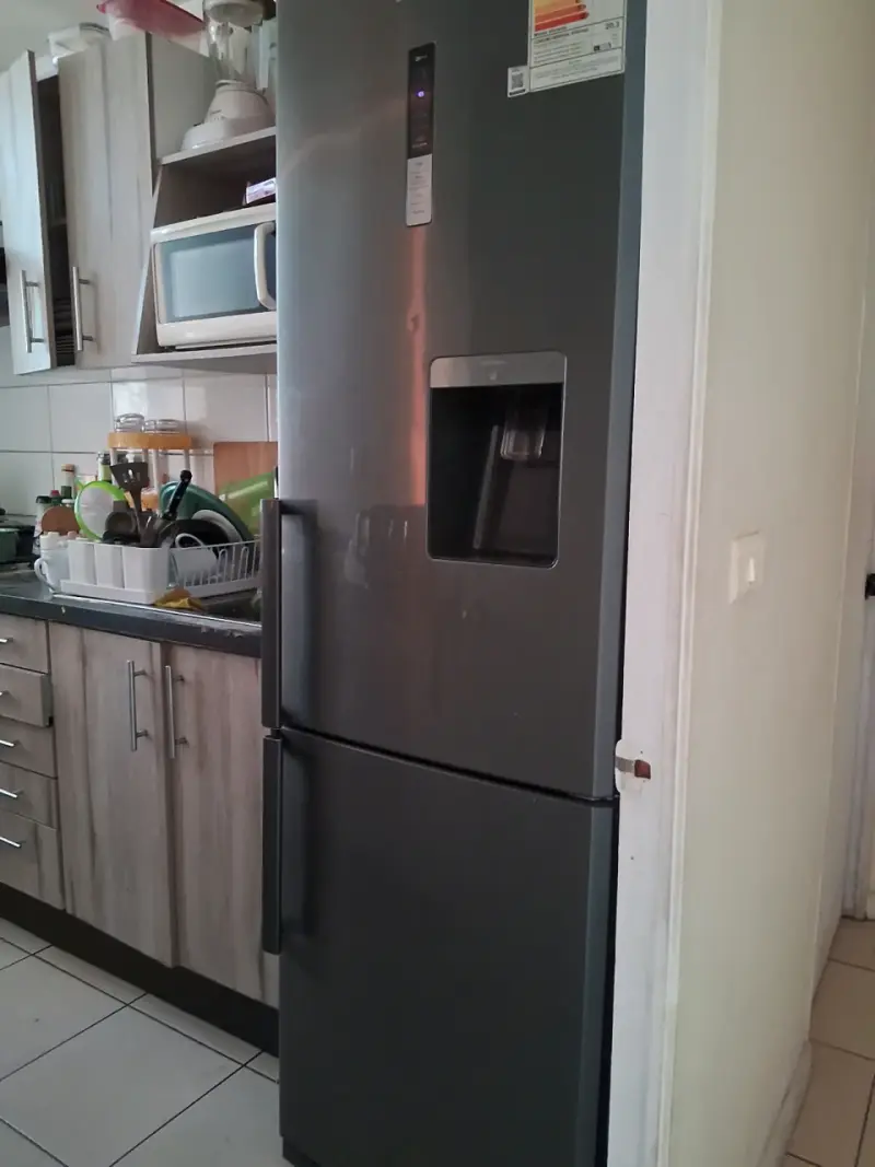 Refrigerador Samsung con dispensador de agua - 1