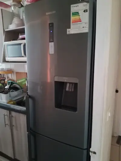 Refrigerador Samsung con dispensador de agua - miniatura 2