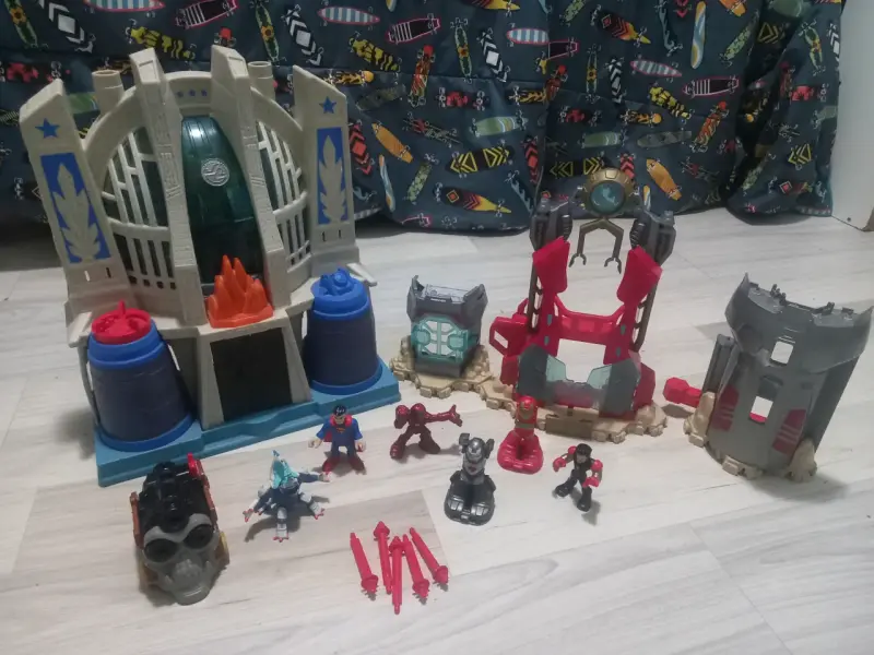 Set de juego de superhéroes con figuras y accesorios - 1