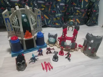 Set de juego de superhéroes con figuras y accesorios - miniatura 1