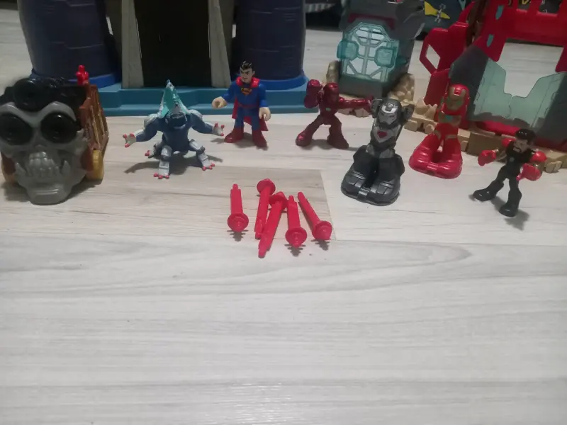 Set de juego de superhéroes con figuras y accesorios - 2