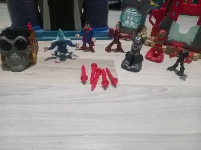 Set de juego de superhéroes con figuras y accesorios - miniatura 2