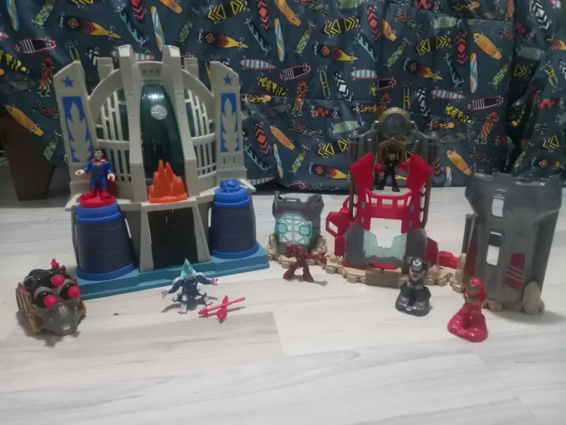 Set de juego de superhéroes con figuras y accesorios - 3