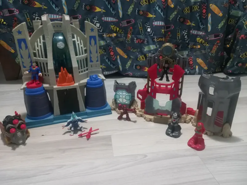 Set de juego de superhéroes con figuras y accesorios - 4