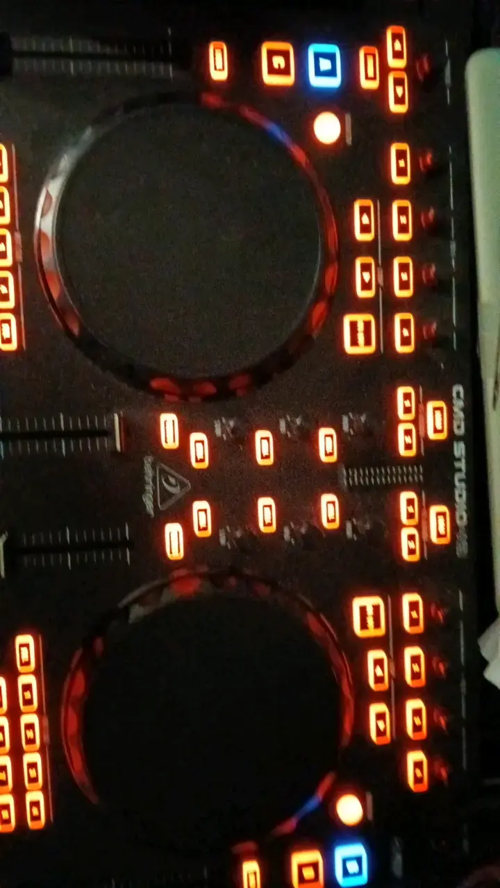 Maquina DJ BEHRINGER CMD STUDIO A4