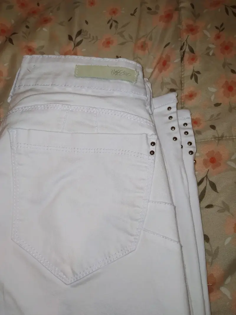 Pantalones blancos de mezclilla con tachas - 1