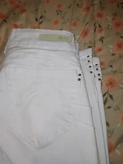 Pantalones blancos de mezclilla con tachas - miniatura 1