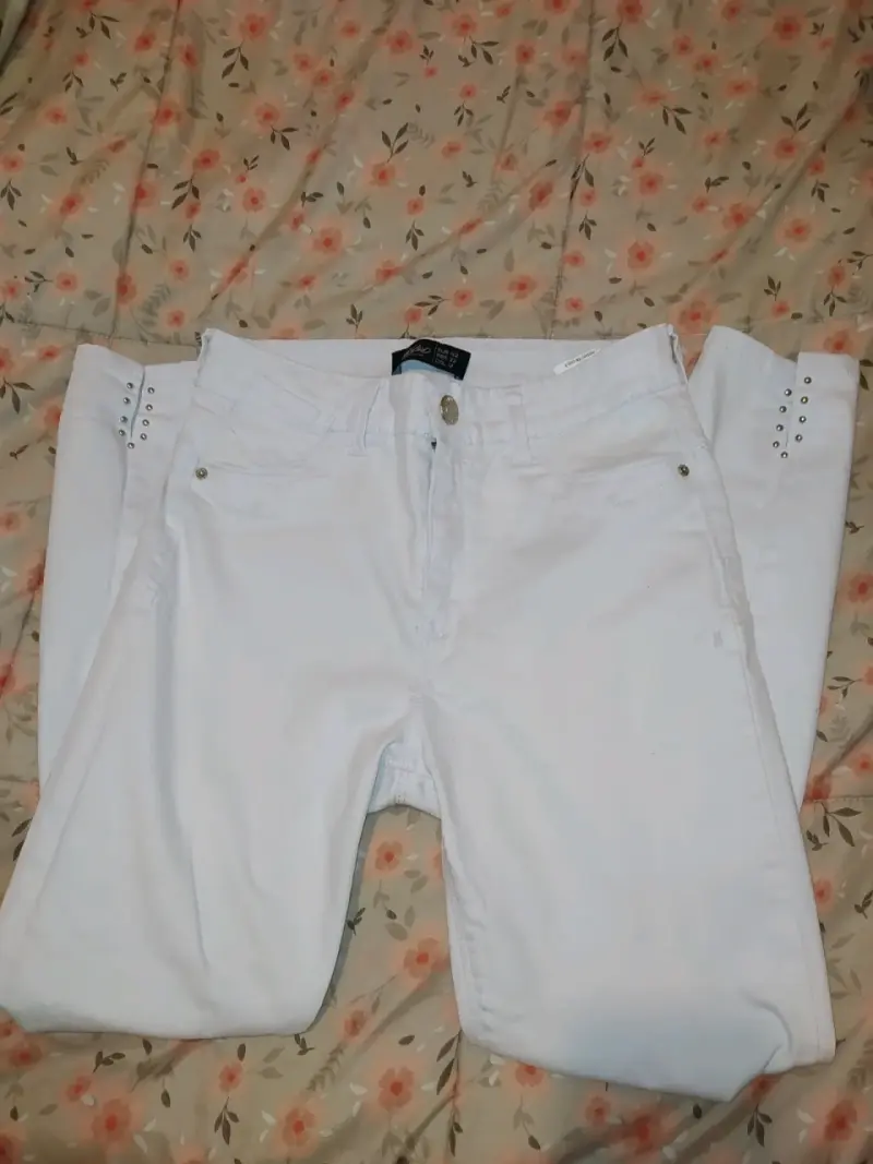 Pantalones blancos de mezclilla con tachas - 2