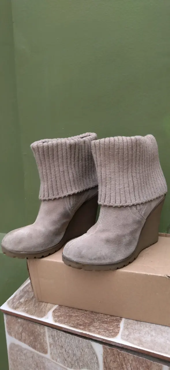 Botines de cuña gris con puño tejido - 1