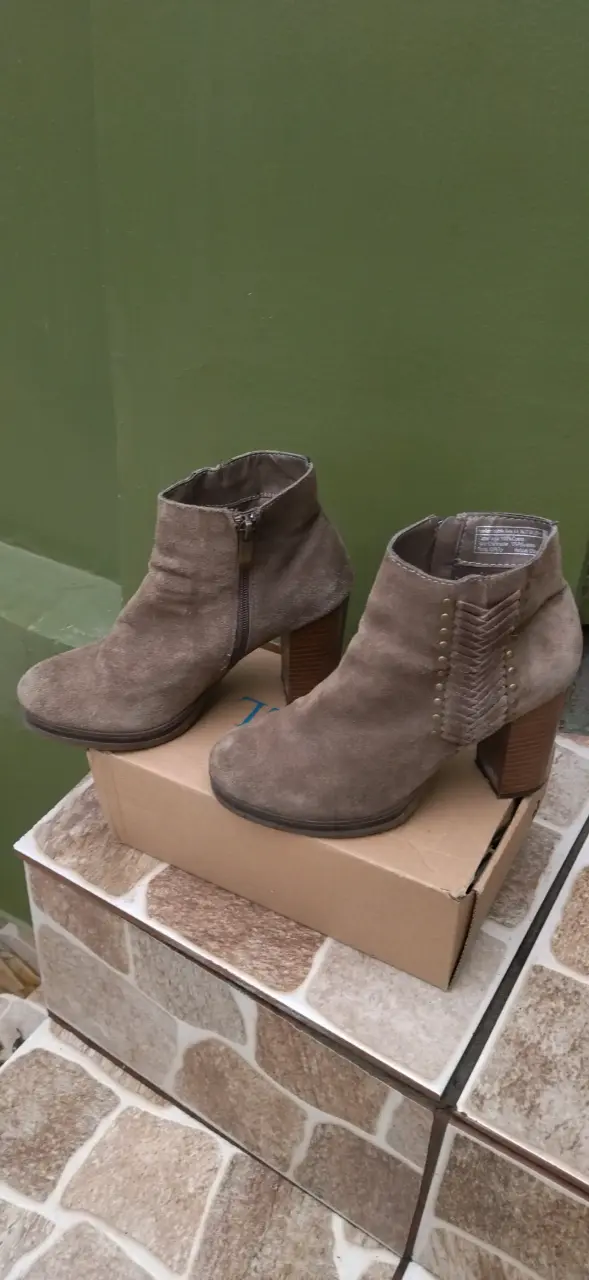 Botines de gamuza marrón con tacón alto - 2