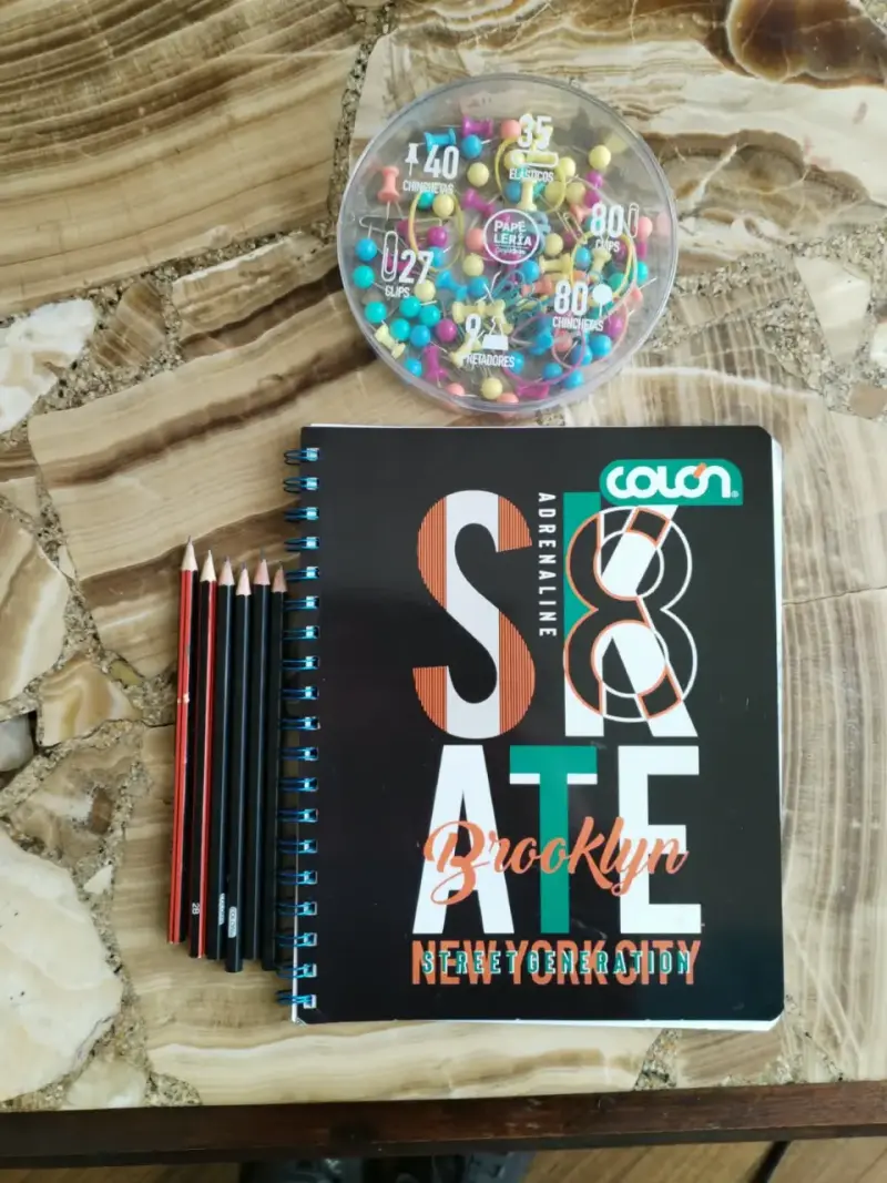 Cuaderno nuevo, mas 6 lápices mina - 1