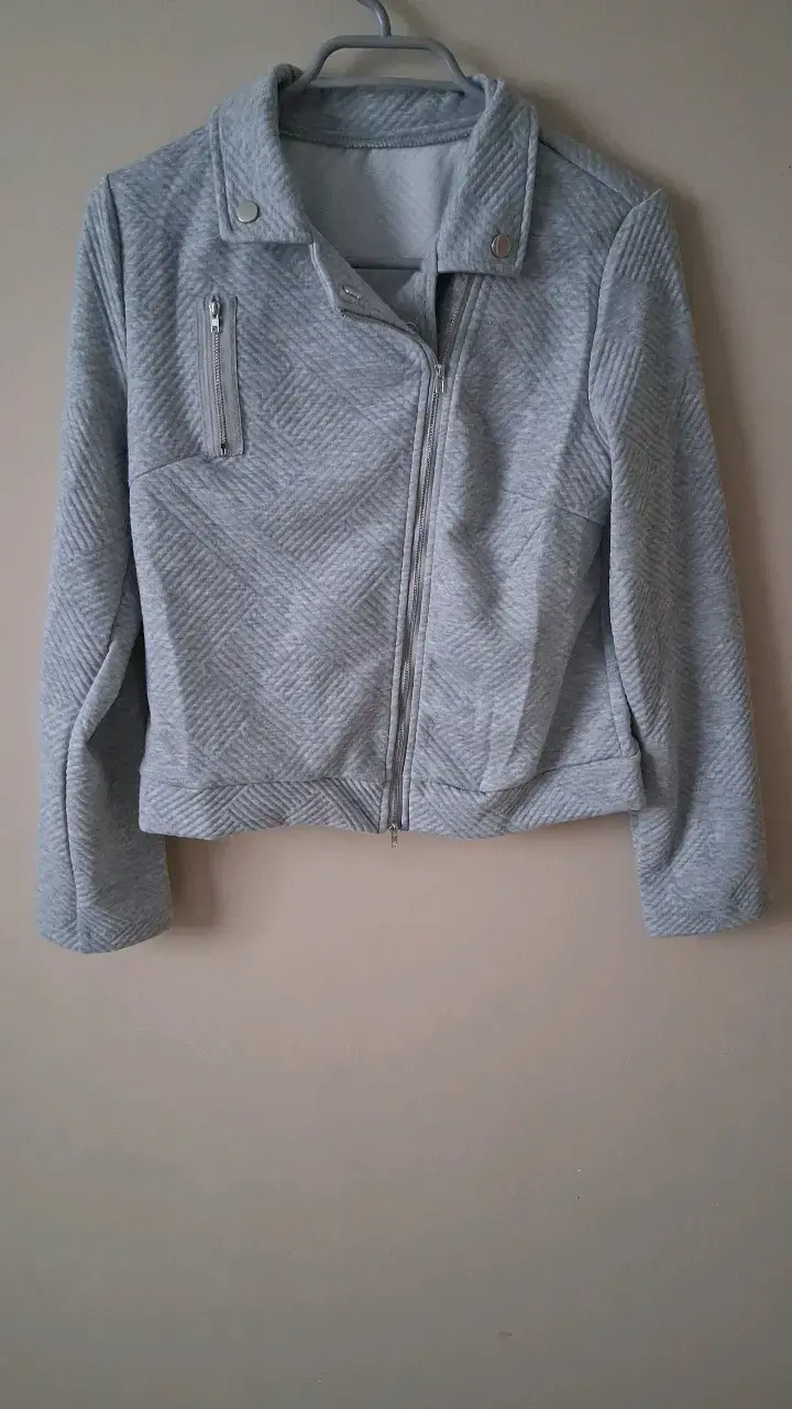 Chaqueta gris Shein con cierre asimétrico - 1
