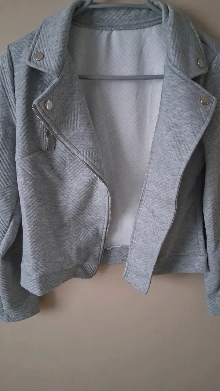 Chaqueta gris Shein con cierre asimétrico - 2
