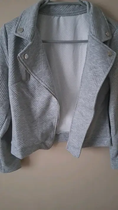 Chaqueta gris Shein con cierre asimétrico - miniatura 2