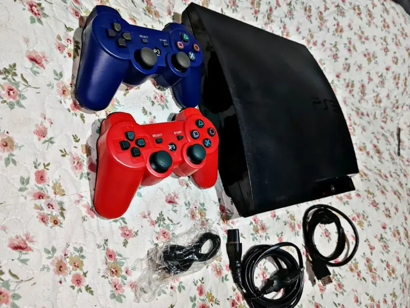 Consola PS3 con 60 juegos dos controles y cables - 1
