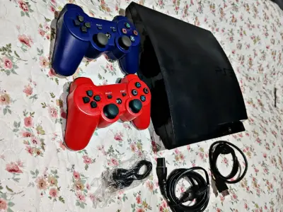 Consola PS3 con 60 juegos dos controles y cables - miniatura 1