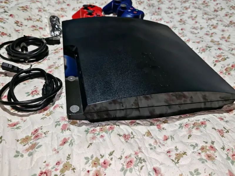 Consola PS3 con 60 juegos dos controles y cables - 2