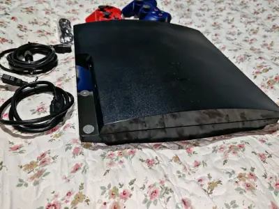 Consola PS3 con 60 juegos dos controles y cables - miniatura 2