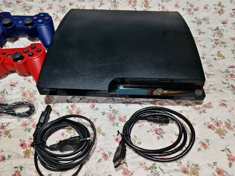 Consola PS3 con 60 juegos dos controles y cables - 3