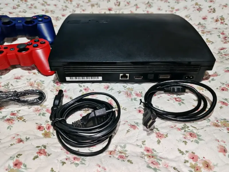 Consola PS3 con 60 juegos dos controles y cables - 4