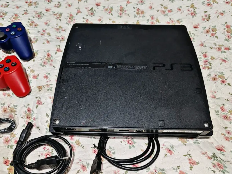 Consola PS3 con 60 juegos dos controles y cables - 5