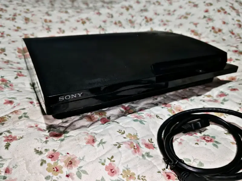 Consola PS3 con 60 juegos dos controles y cables - 6