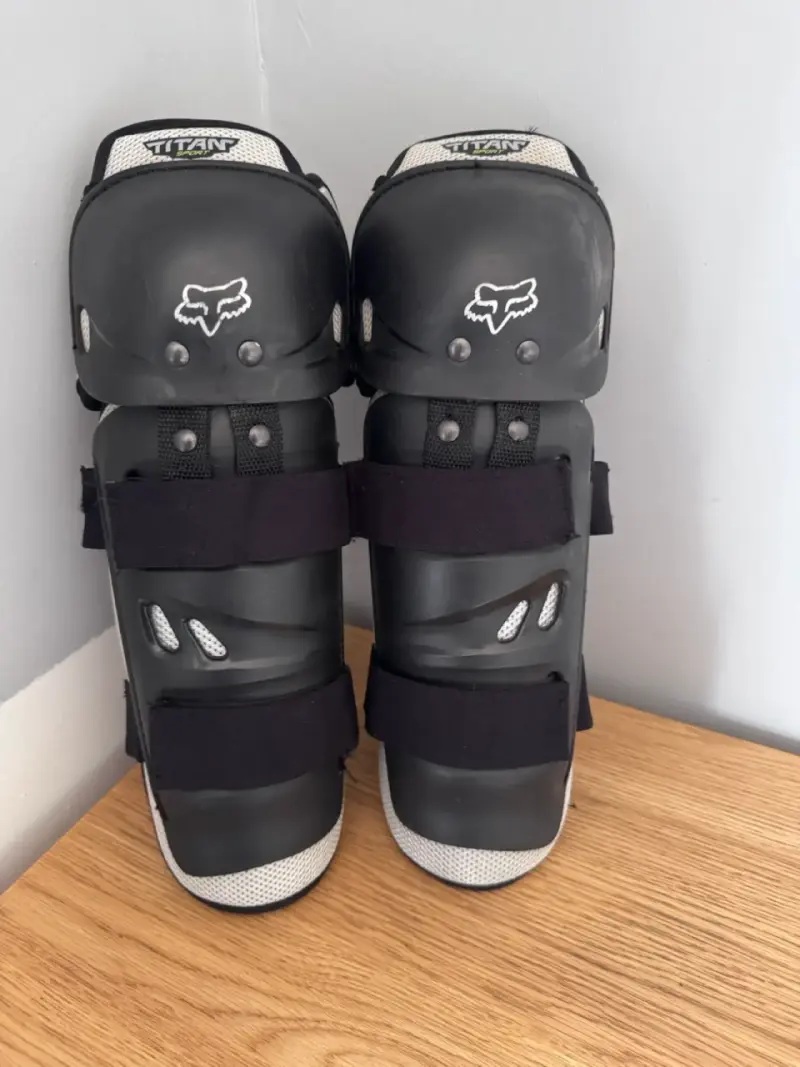 Rodilleras de moto Fox Titan Sport negras Adulto - 1